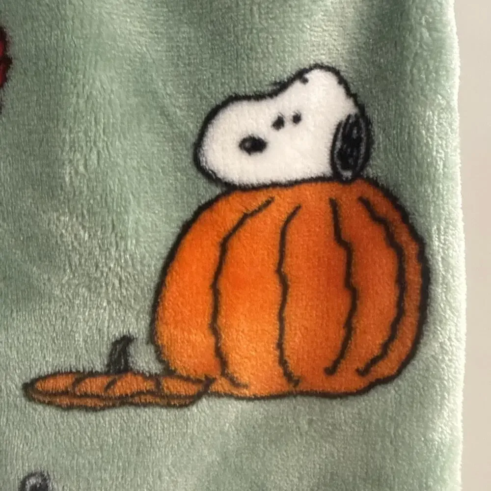 Peanuts Snoopy in Sweater 70x60” Fall Autumn Leaves Leaf Pumpkin Blanket Green